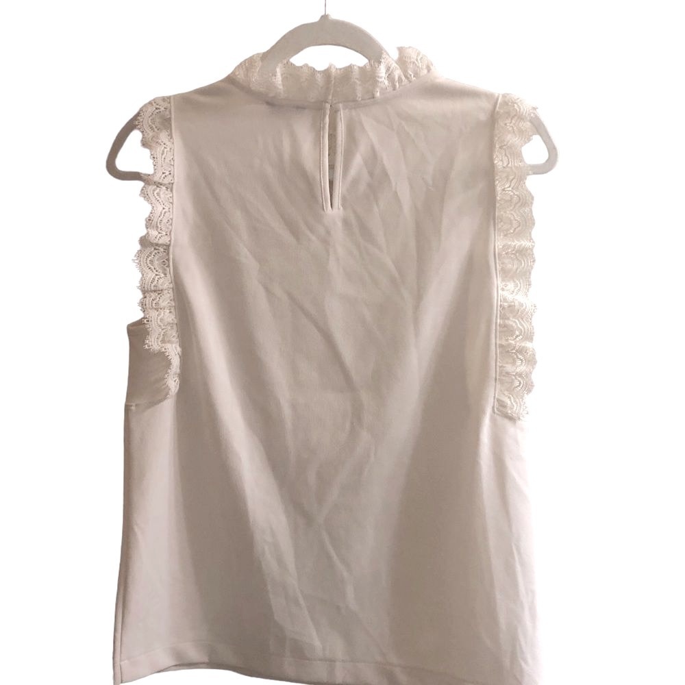 Anne Klein Sleeveless‎ Flowy Lace Trim Blouse Size XS - Picture 2 of 5